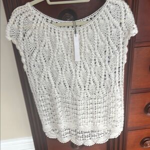 Alice + Olivia White Cropped Ribbed Blouse with Cap Sleeves